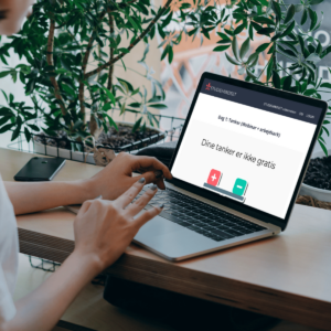 Kvinde er i gang med et model på sin bærbar i studiemindset uddannelsen